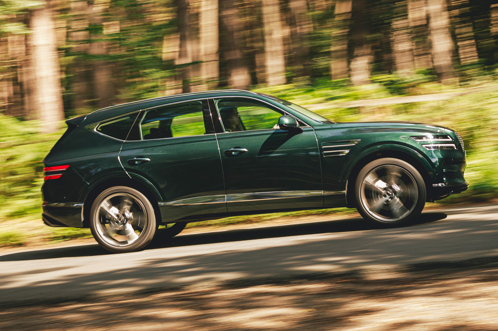 نمای جانبی جنسیس GV80 در حال حرکت