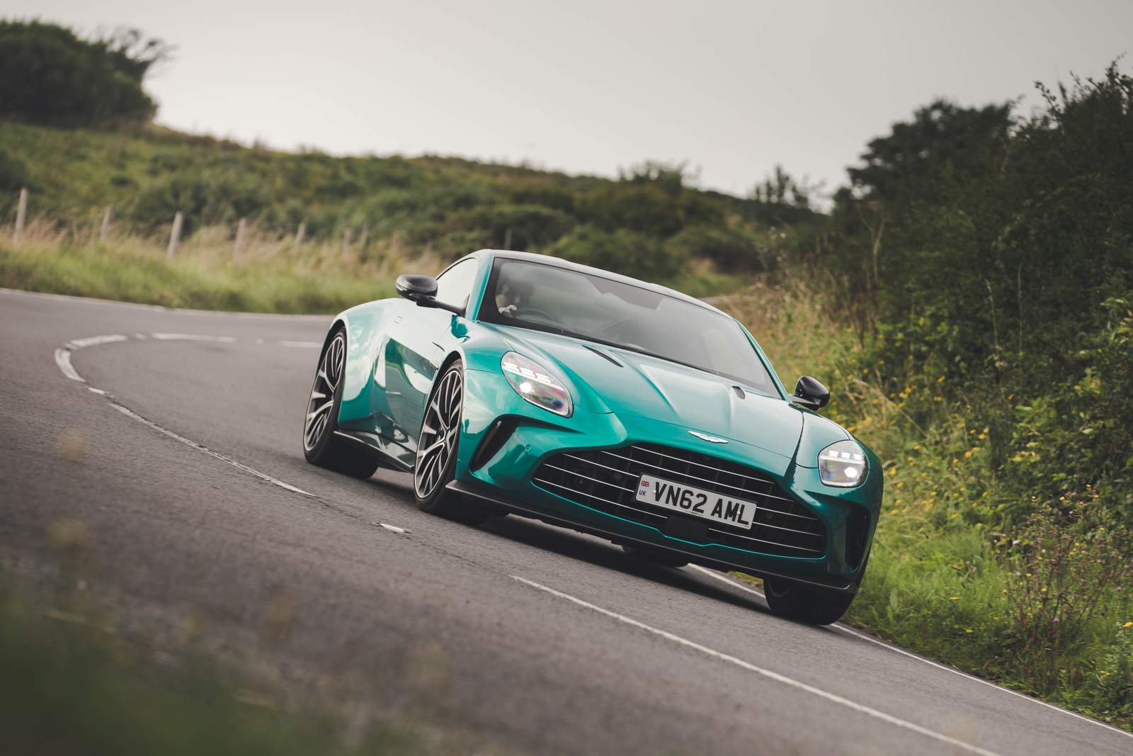 آستون مارتین ونتیج در حال پیچیدن در پیست