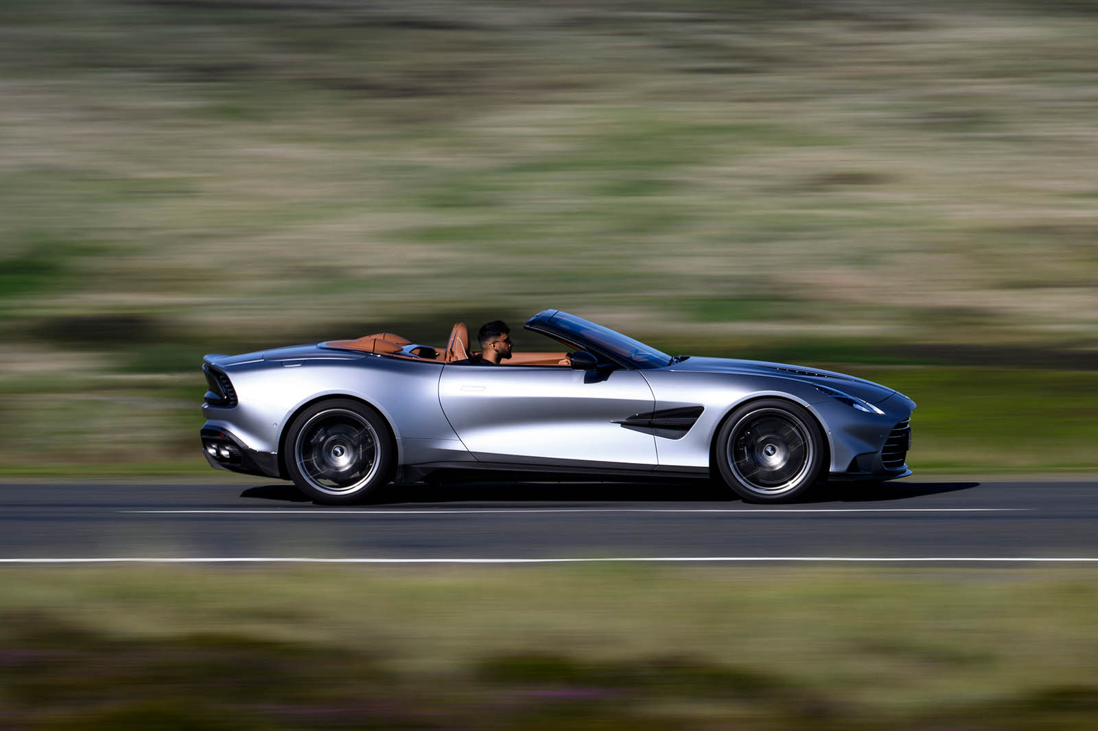 نمای عقب آستون مارتین ونکوئیش ولانته