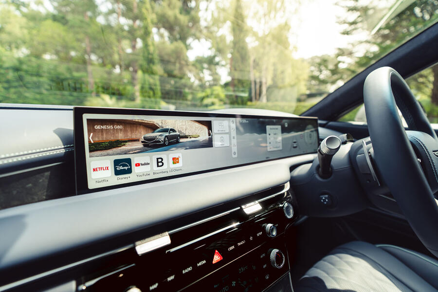 نمایشگرهای دیجیتال جنسیس G80 برقی