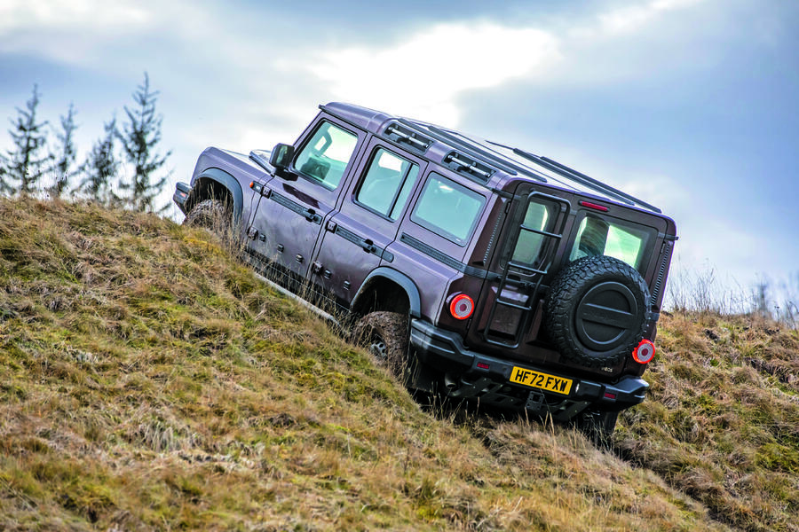 اینوس گرنادیر در حال صعود از تپه