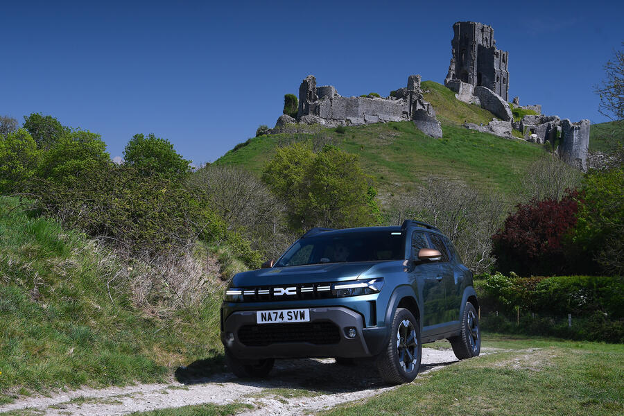 داچیا داستر 4x4 در تپه های دورست