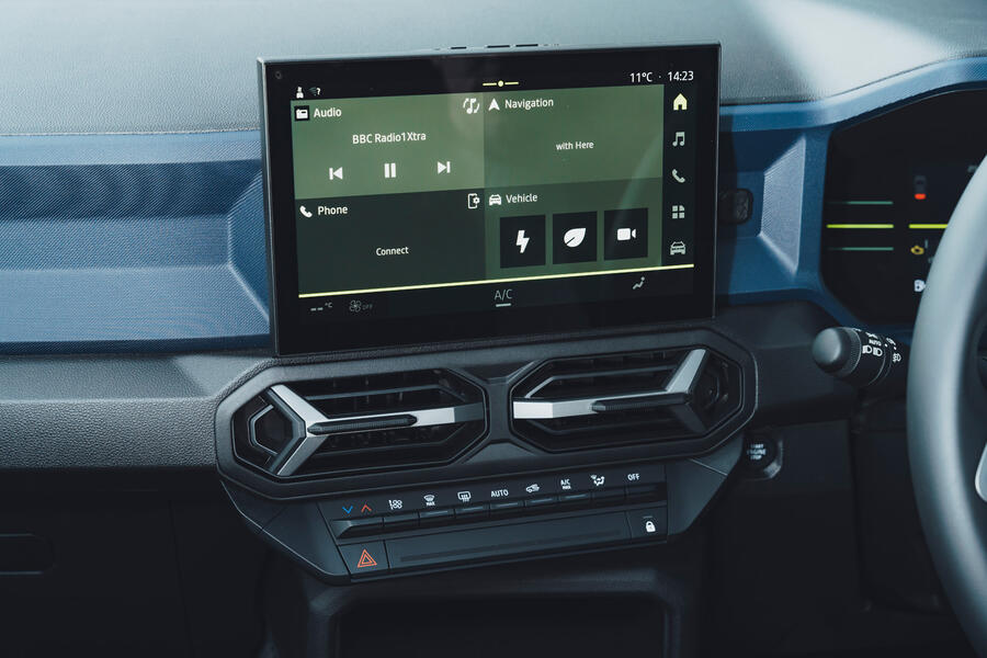 مانیتور و دکمه های کنترلی داچیا داستر