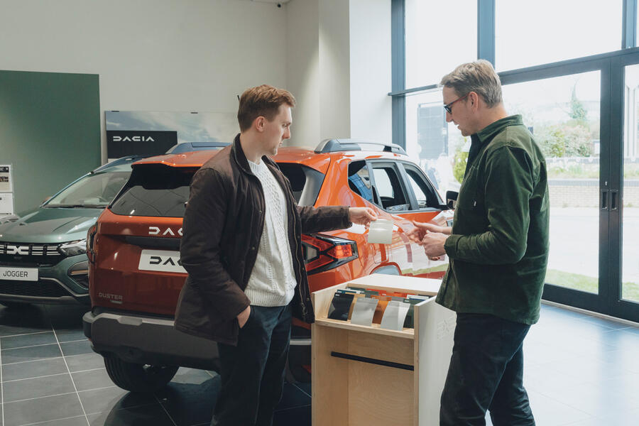 نویسنده در کنار داچیا داستر جدید