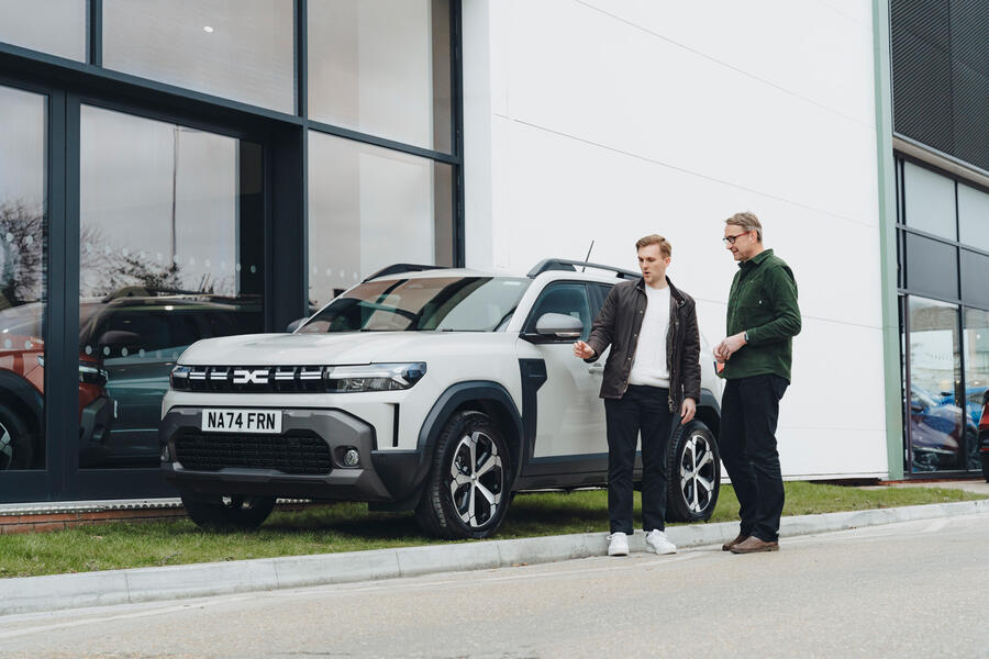 نمای جلوی داچیا داستر در نمایندگی