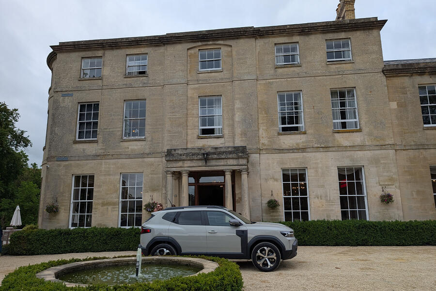 نمای عقب داچیا داستر در جاده