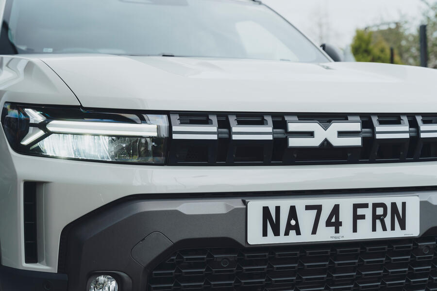 جلوپنجره و لوگوی جدید داچیا داستر