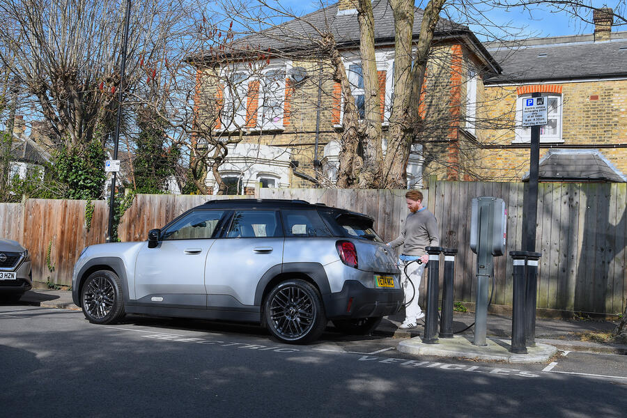 مینی ایسمن در حال اتصال به شارژر