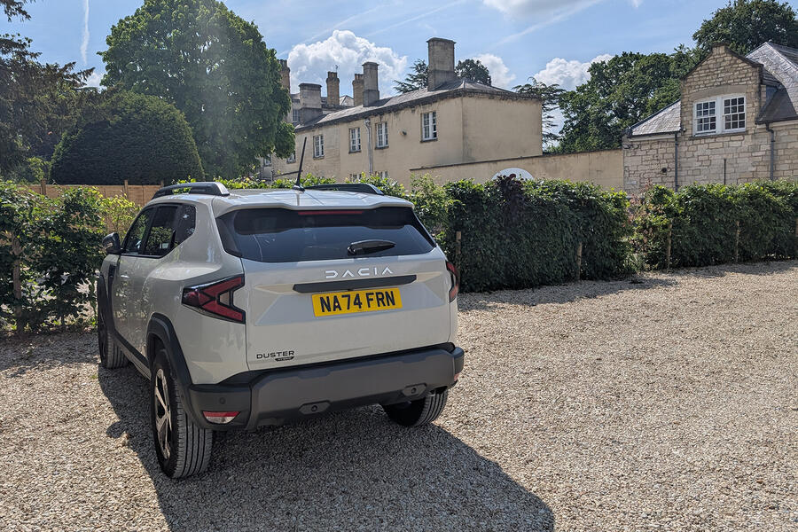 داخل کابین داچیا داستر و صندلی های عقب