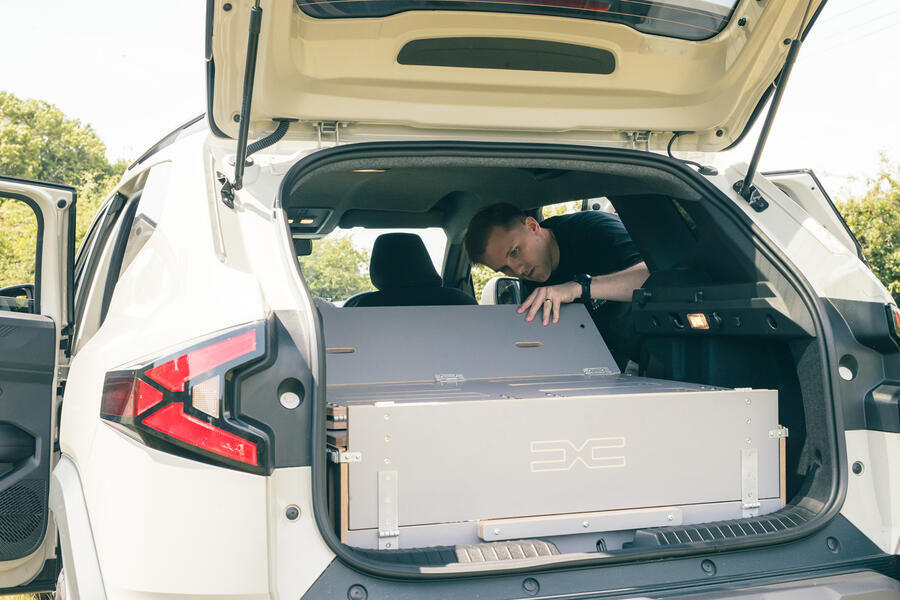 چادر نصب شده پشت داچیا داستر