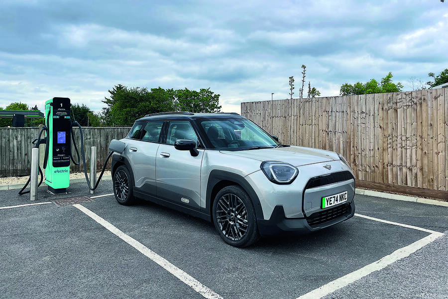 مینی ایسمن در حال شارژ سریع