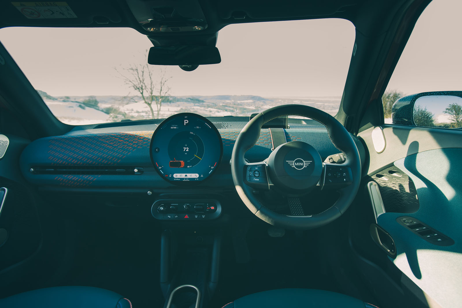 نمای داخلی و داشبورد مینی ایسمن 2025