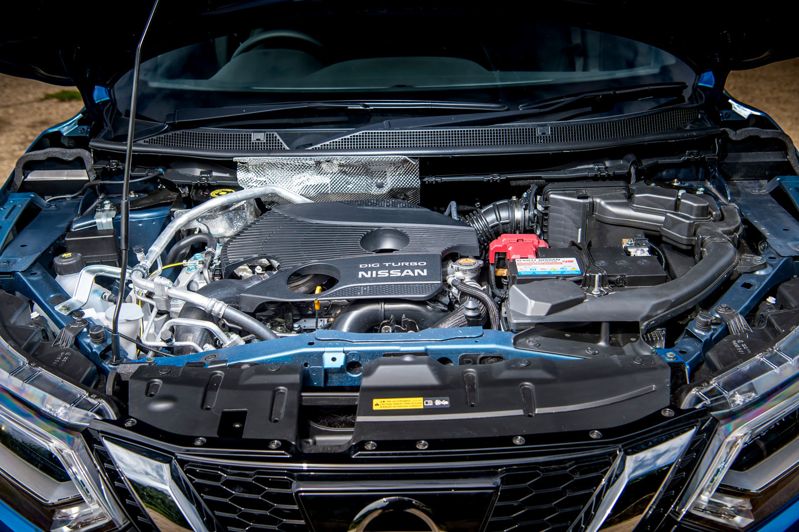 موتور نیسان قشقایی در محفظه موتور