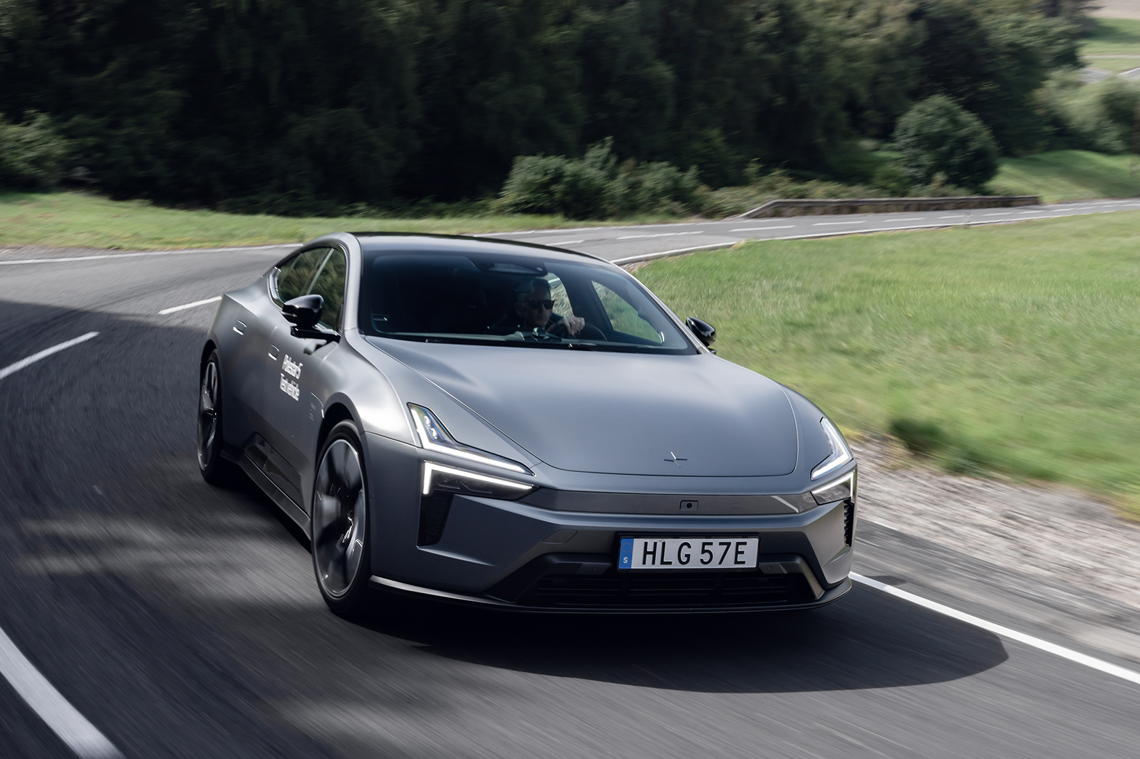 پولستار 5 در حال شتاب گیری در پیست