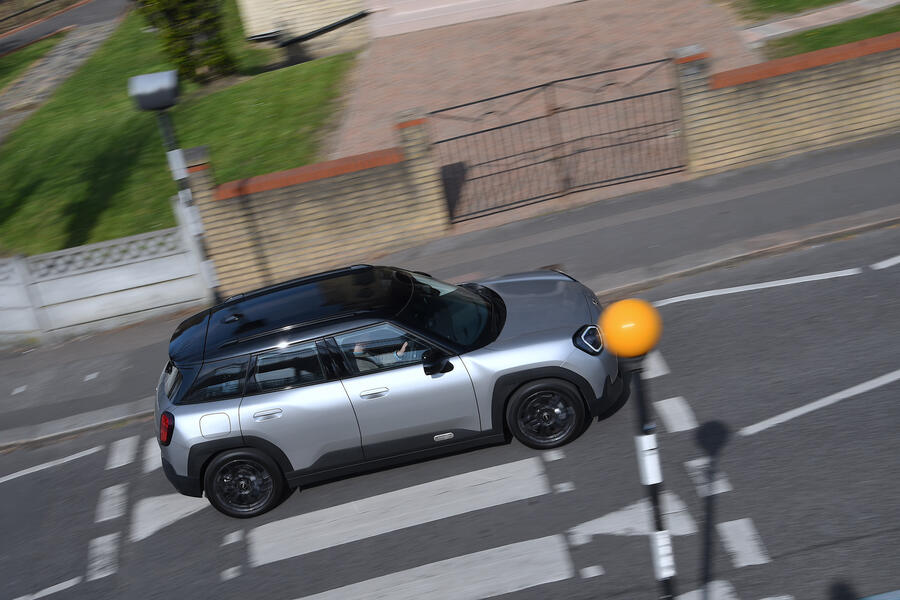 نمای جانبی مینی ایسمن الکتریکی 2025