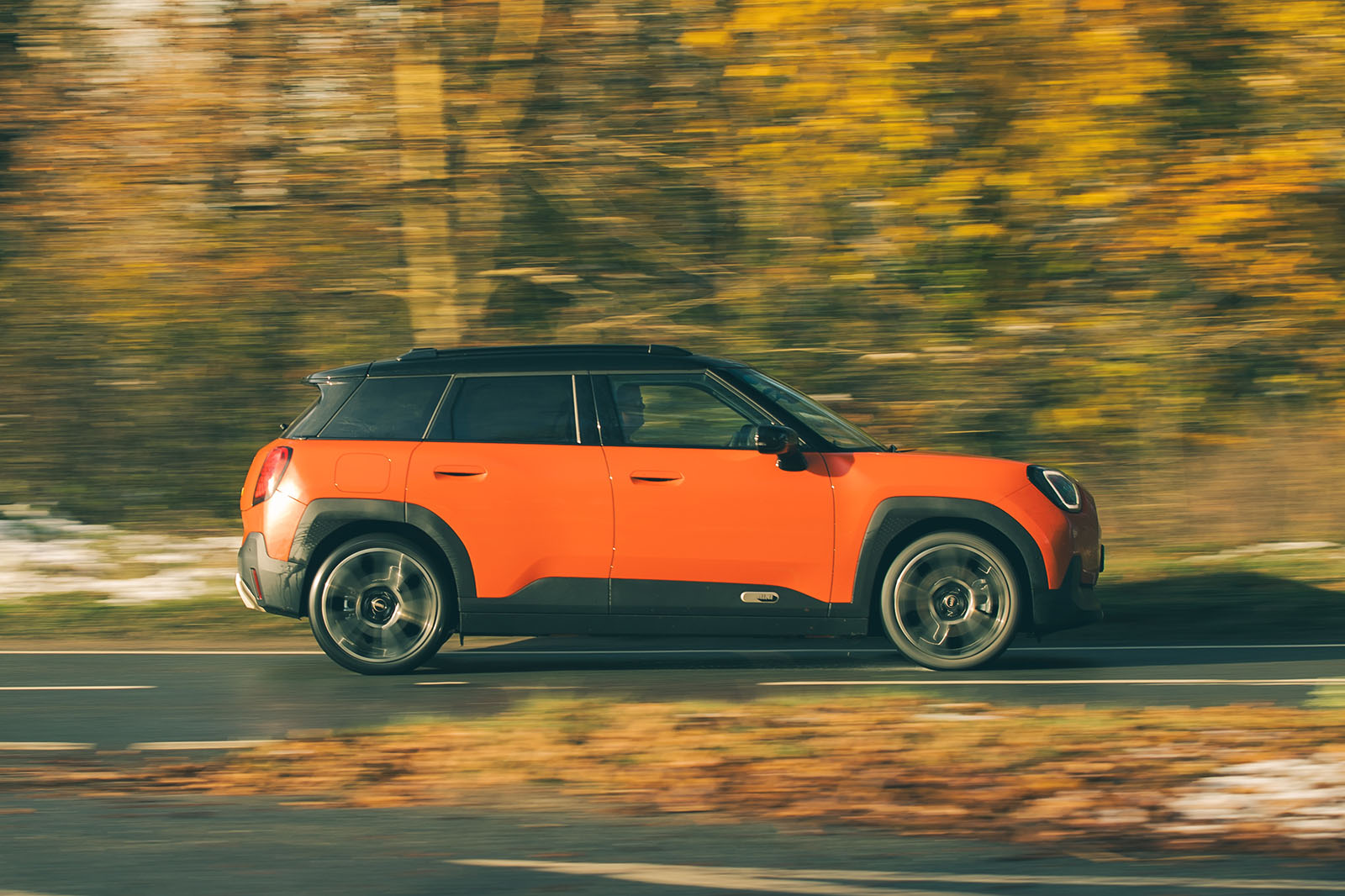 بررسی مینی ایسمن مدل 2025 نمای جانبی