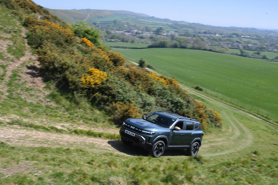 داچیا داستر در حال عبور از مسیرهای ناهموار