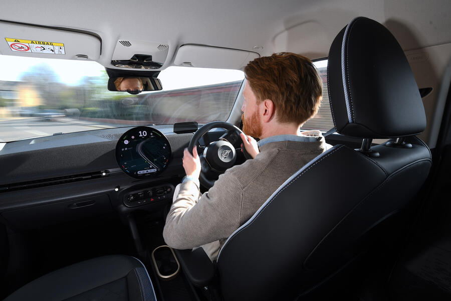 رانندگی با مینی ایسمن در جاده