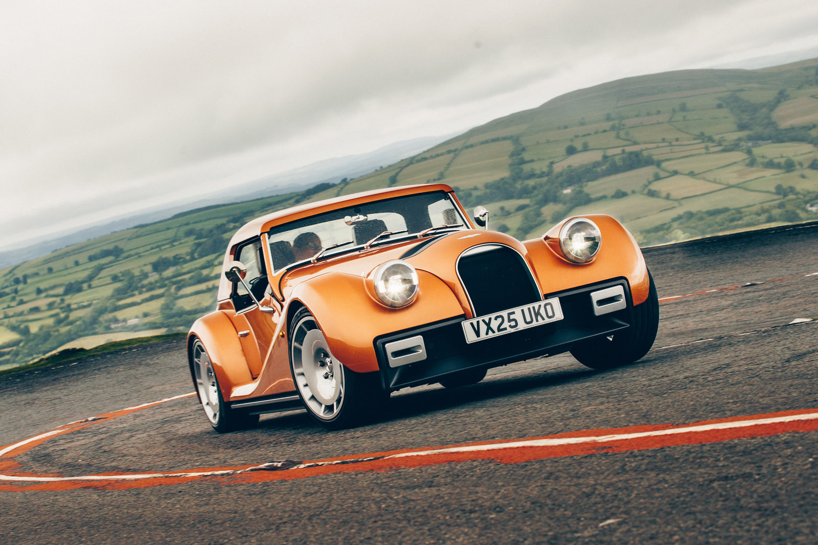 مورگان سوپراسپرت در پیچ از نمای جلو