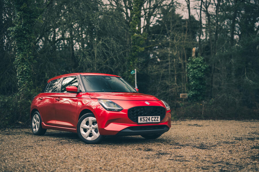 پارک آسان سوزوکی سوئیفت در محیط شهری سوزوکی سوئیفت پارک شده در شهر