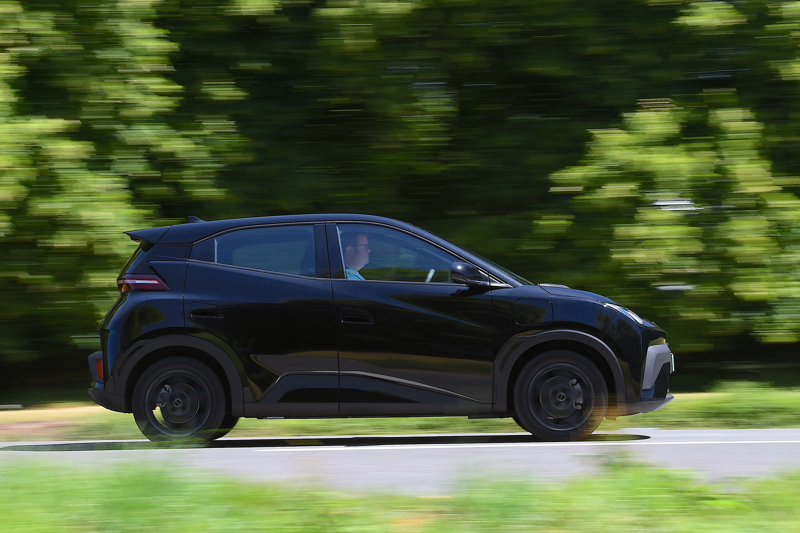 نمای جانبی BYD Dolphin Surf در حرکت