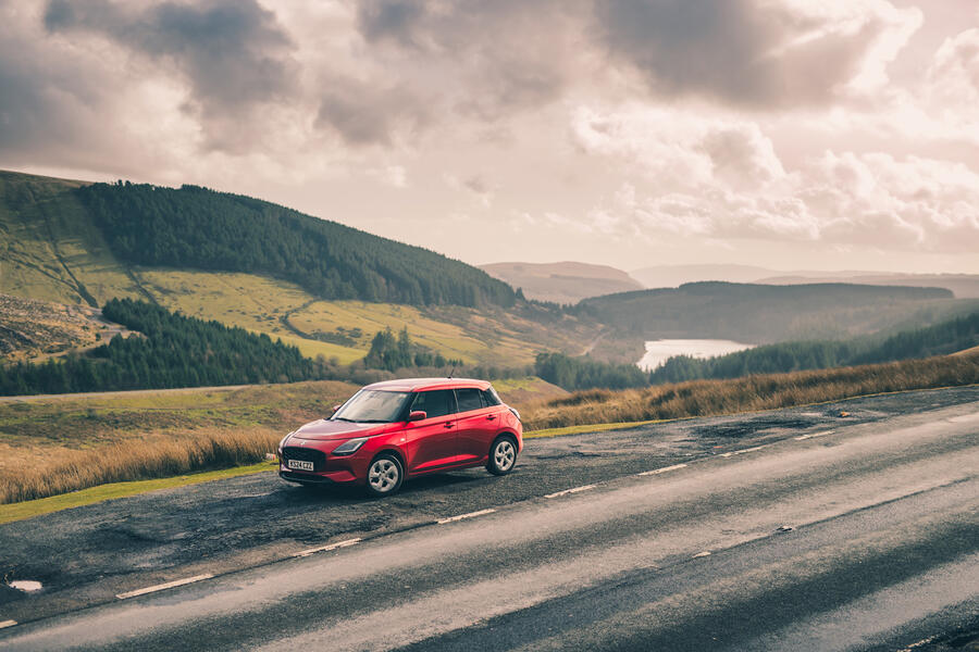 رانندگی سوزوکی سوئیفت در طبیعت سوزوکی سوئیفت در جاده های ولز