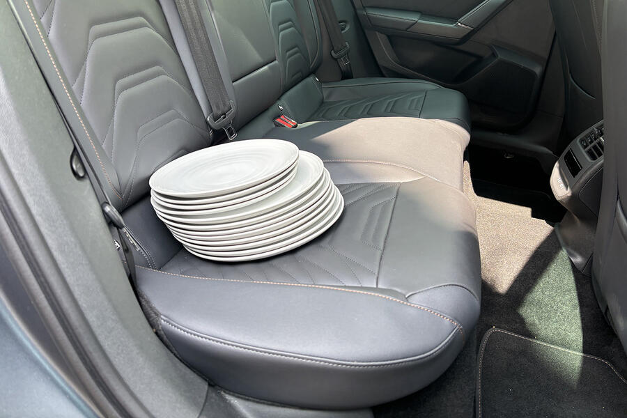 بشقاب ها روی صندلی عقب خودرو