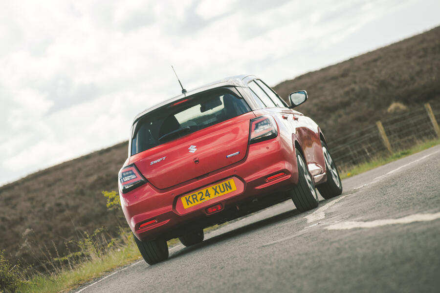 عبور سوزوکی سوئیفت از پیچ با نمای عقب نمای عقب سوزوکی سوئیفت در پیچ