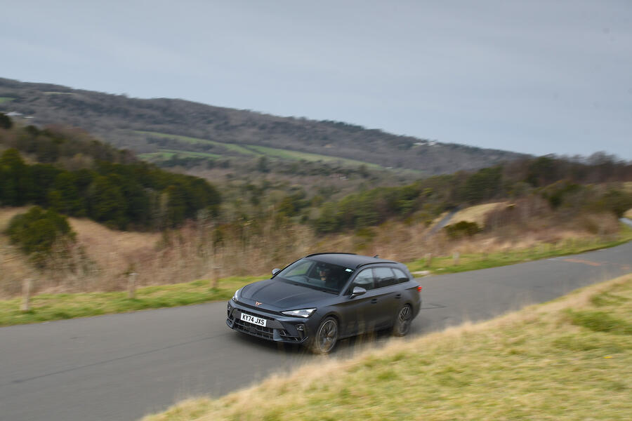 نمای جانبی کوپرا لئون استیشن