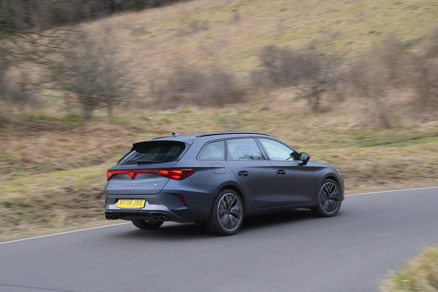 کوپرا لئون در حال عبور از پیچ