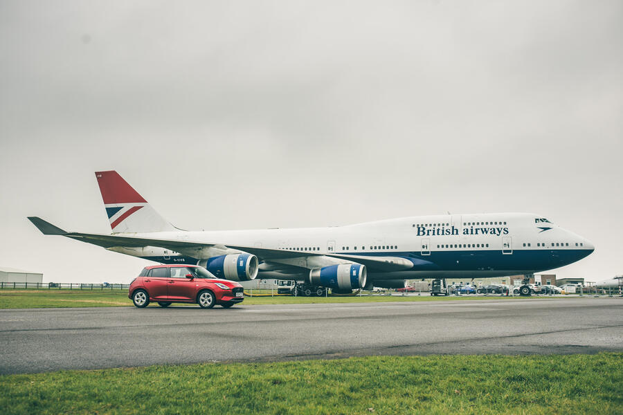 سوزوکی سوئیفت در محیطی خاص سوزوکی سوئیفت کنار هواپیما