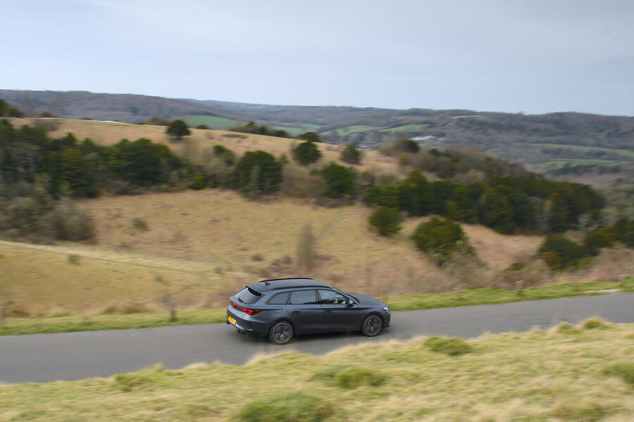 نمای جانبی کوپرا لئون از دور