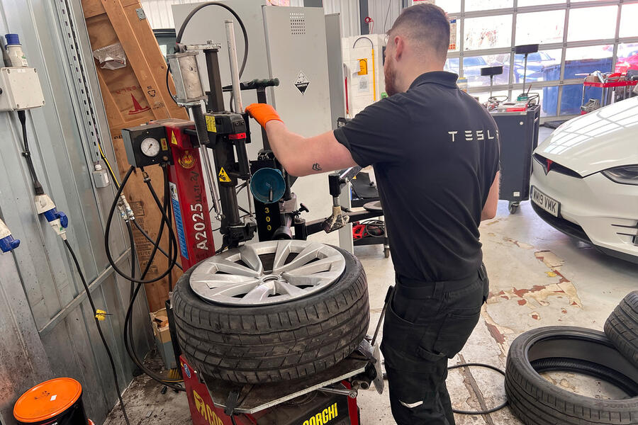 نصب لاستیک جدید روی تسلا مدل 3