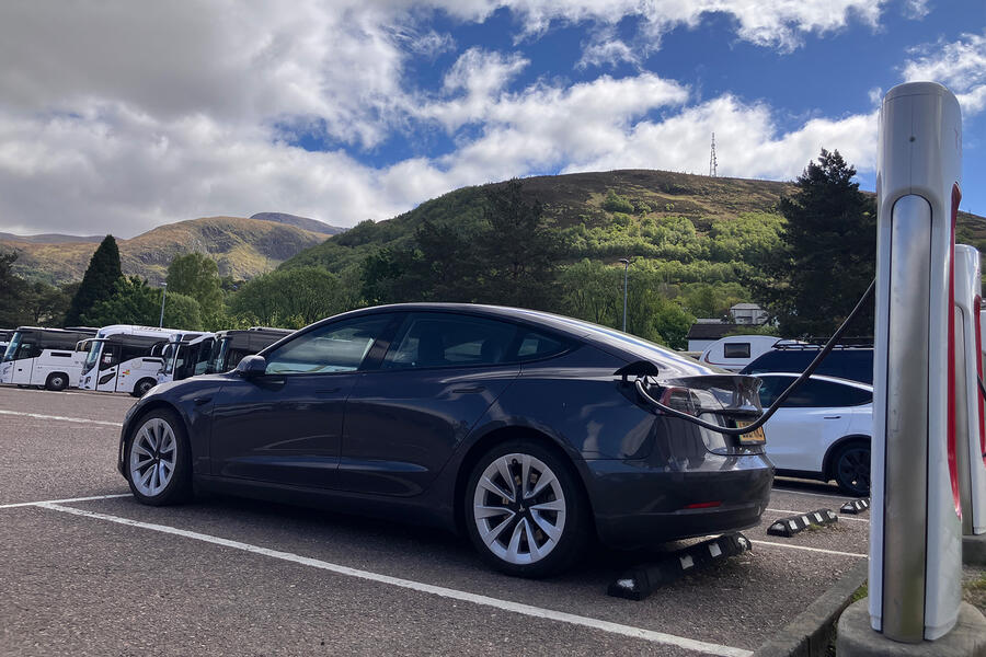 تسلا مدل 3 کنار شارژر