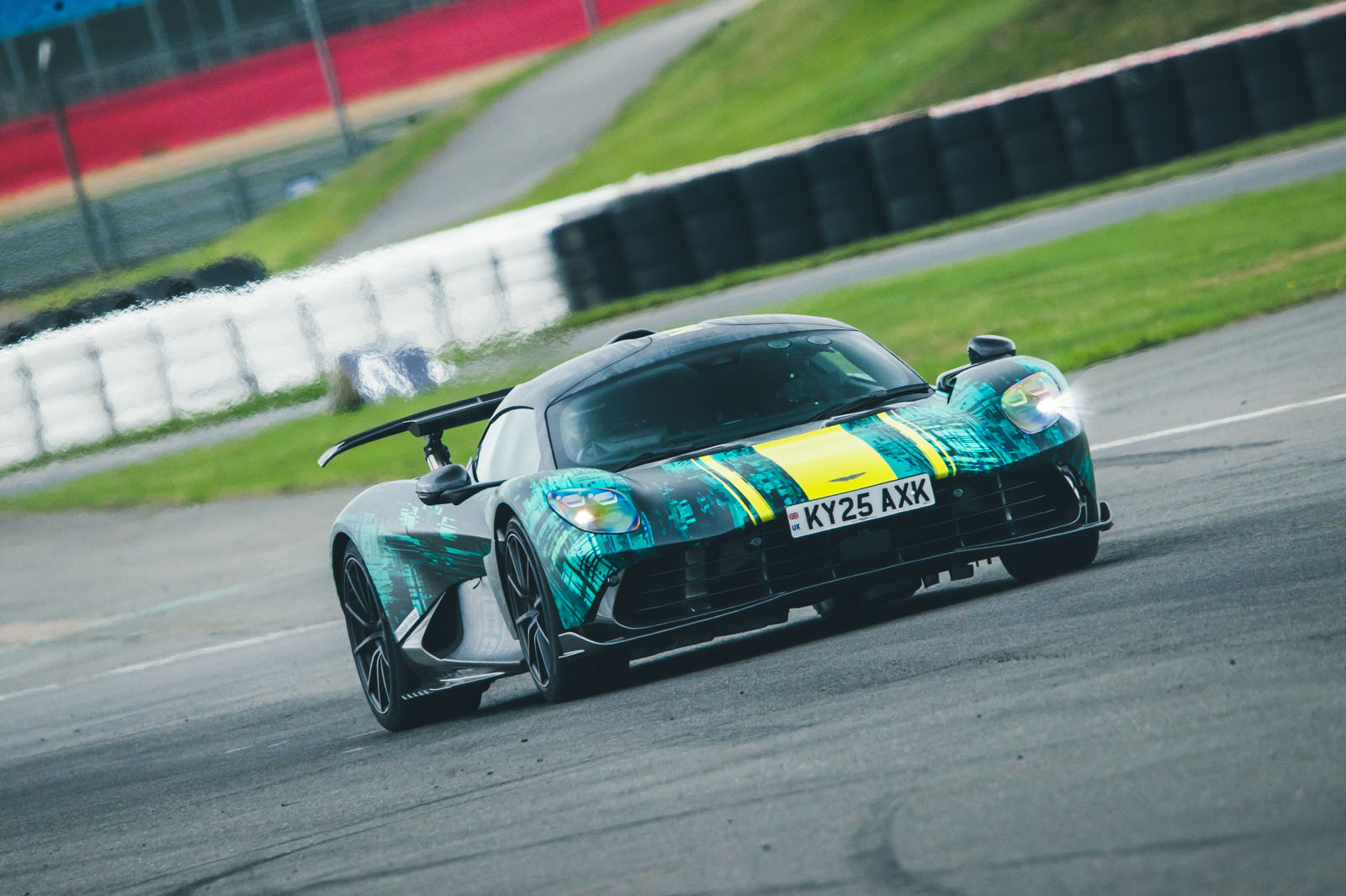 نمای جلو استون مارتین والهالا