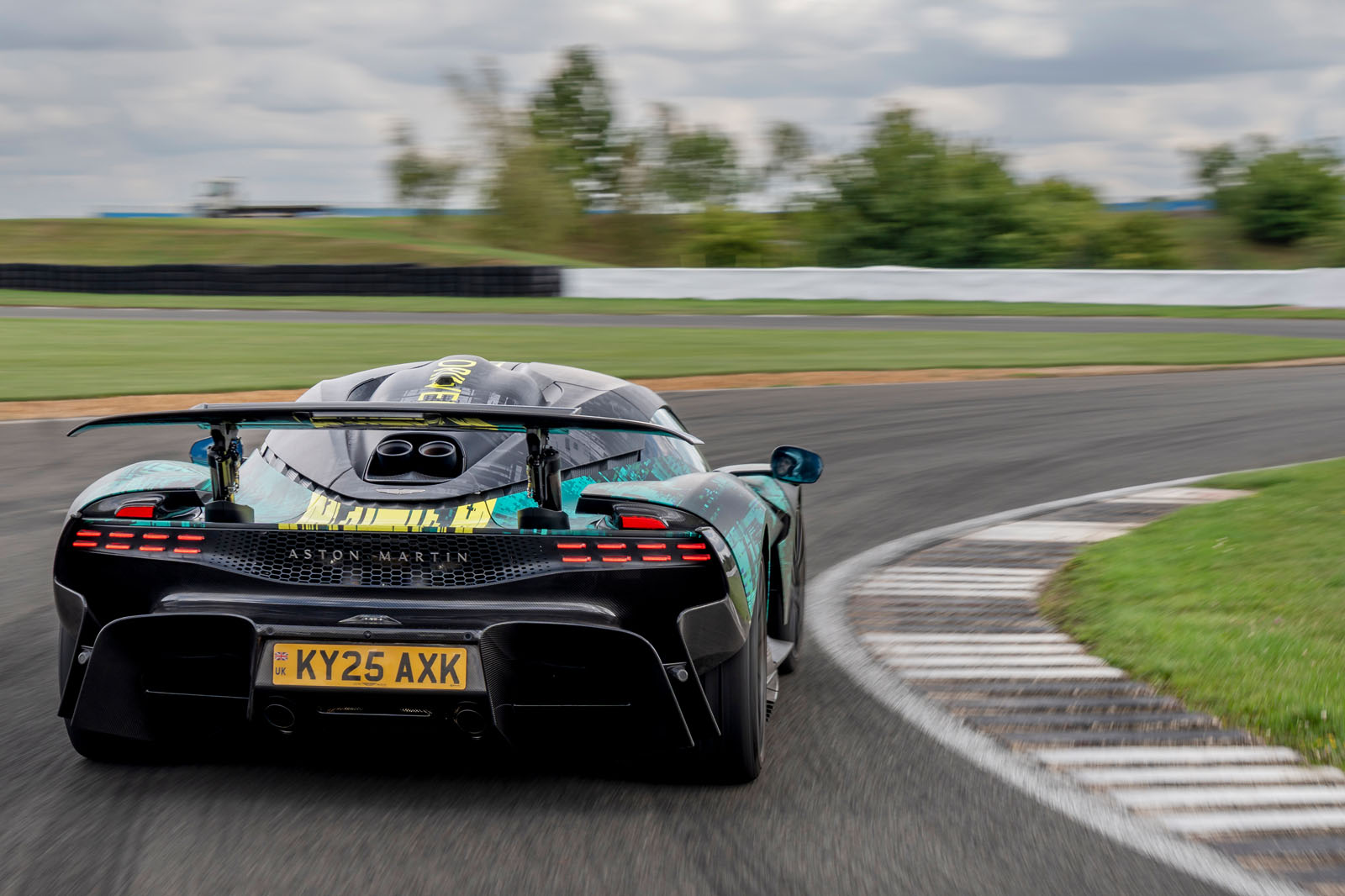 نمای عقب استون مارتین والهالا در تست دینامیکی