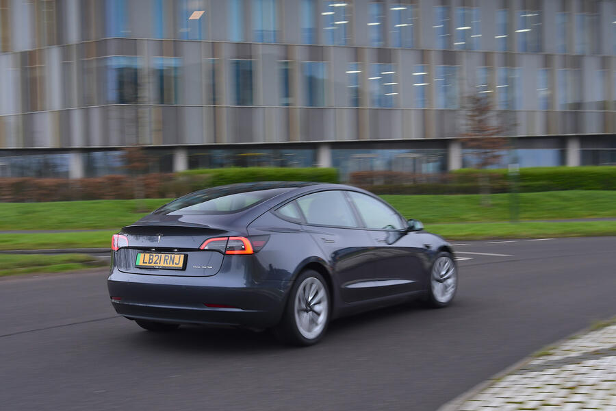 نمای عقب تسلا مدل 3 در پیچ