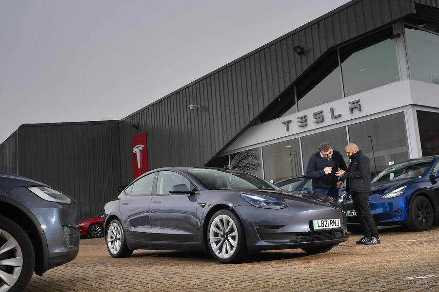 تحویل تسلا مدل 3 در نمایندگی