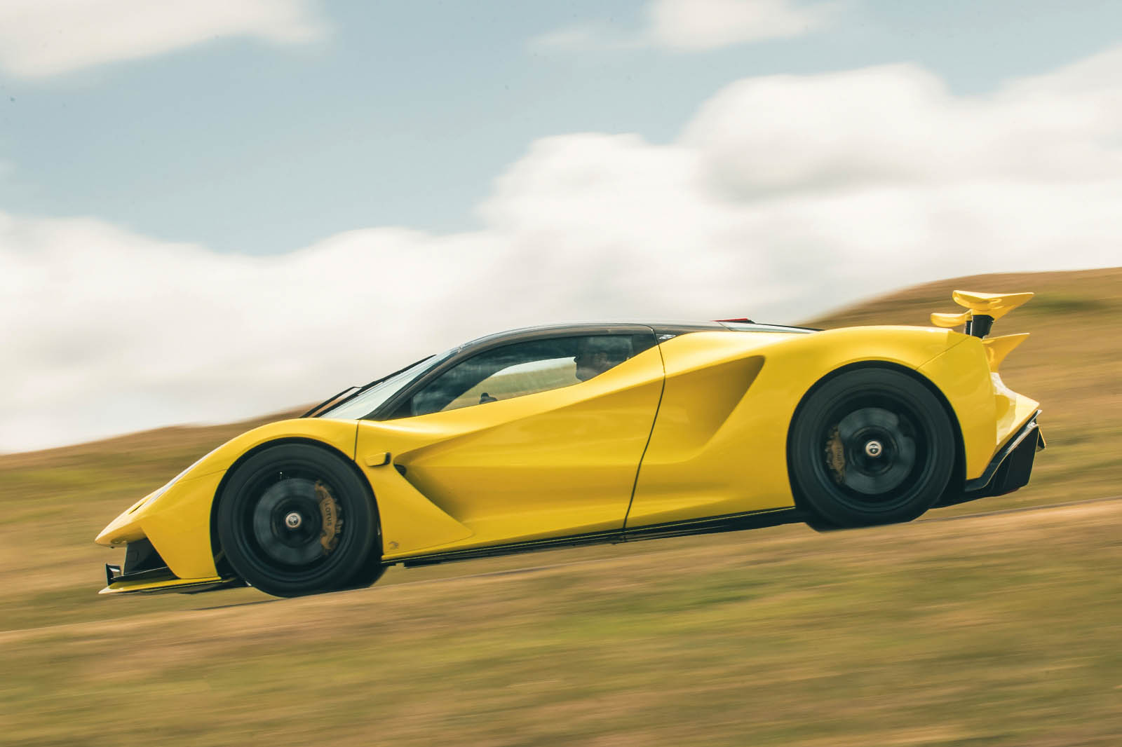 نمای عقب و تونل های آیرودینامیک لوتوس اویجا