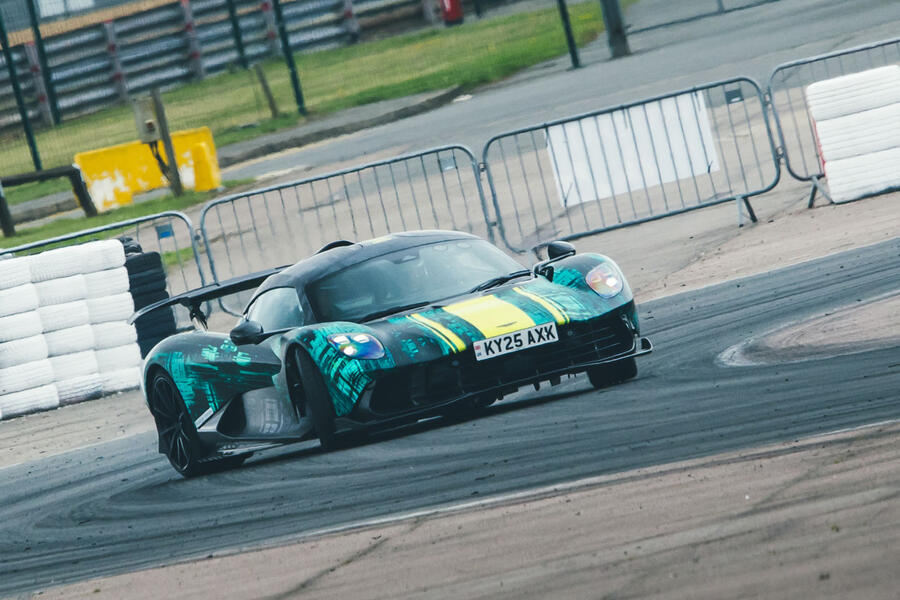 هندلینگ استون مارتین والهالا در پیست