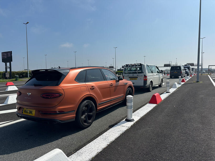 انتظار بنتلی بنتایگا برای ورود به فرانسه