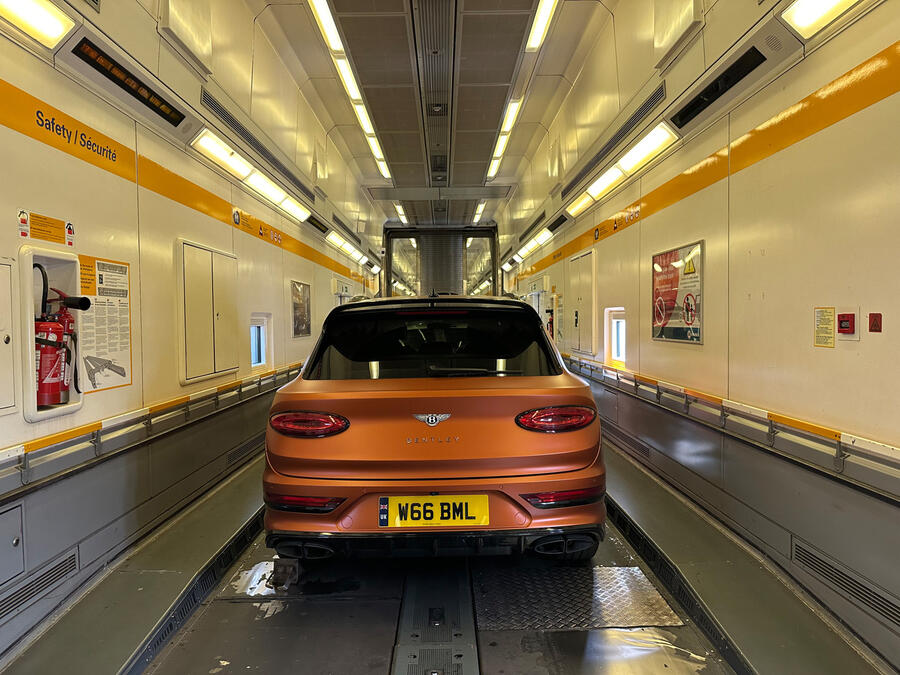 بنتلی بنتایگا روی قطار LeShuttle