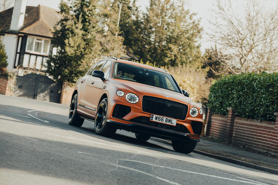 پیچیدن بنتلی بنتایگا در شهر