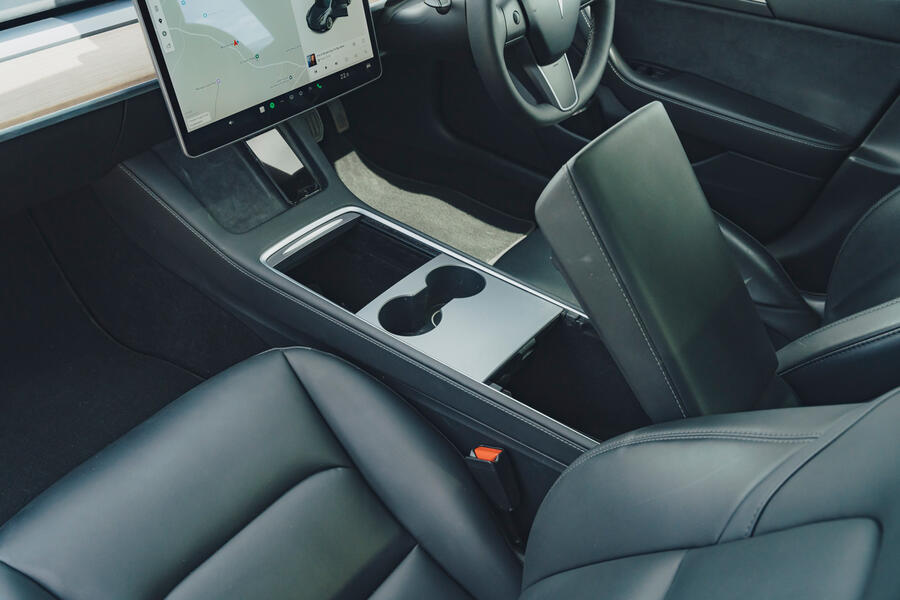 نمای کامل کابین تسلا مدل 3