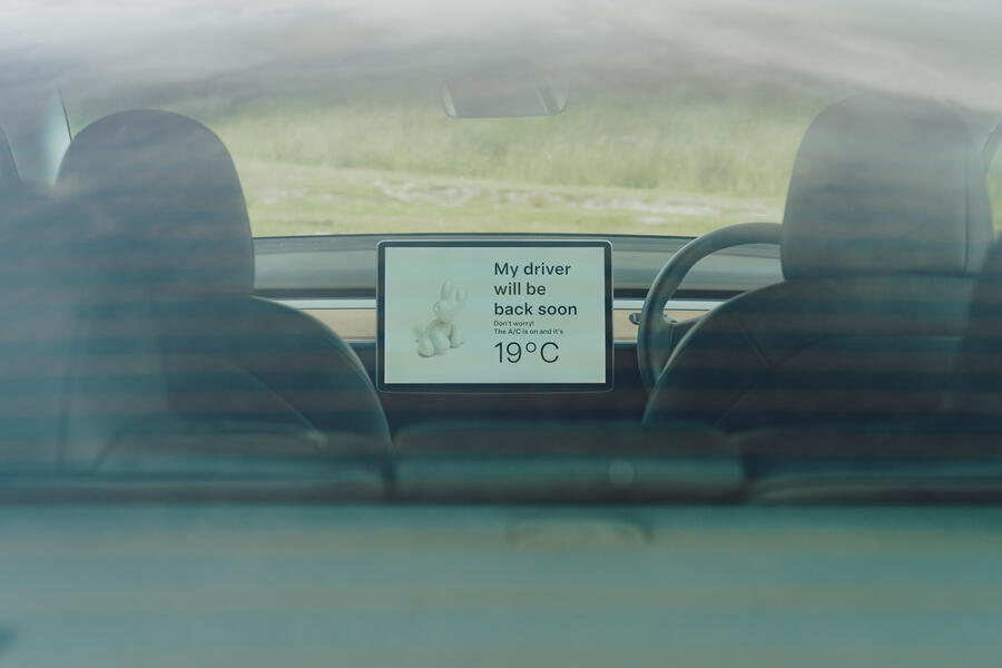 نمای داخلی تسلا مدل 3 از عقب