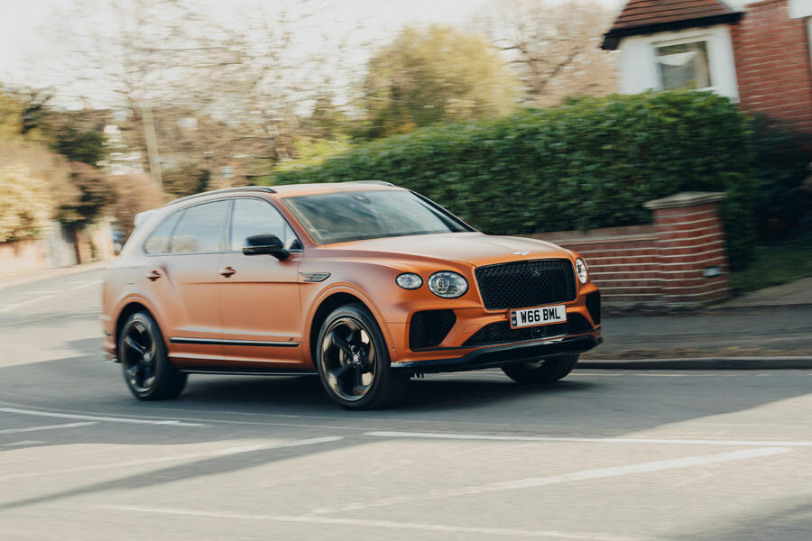 حرکت بنتلی بنتایگا در خیابان های شهری