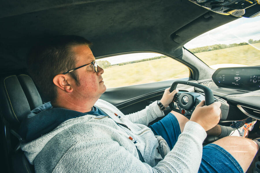 نمای جانبی لوتوس اویجا در تست جاده ای