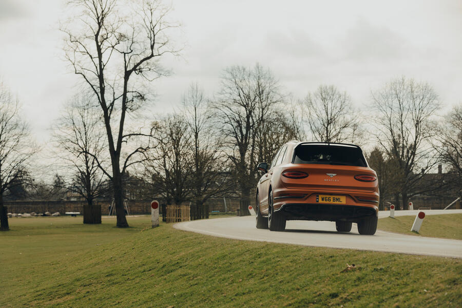 نمای داخلی بنتلی بنتایگا در تست بلندمدت