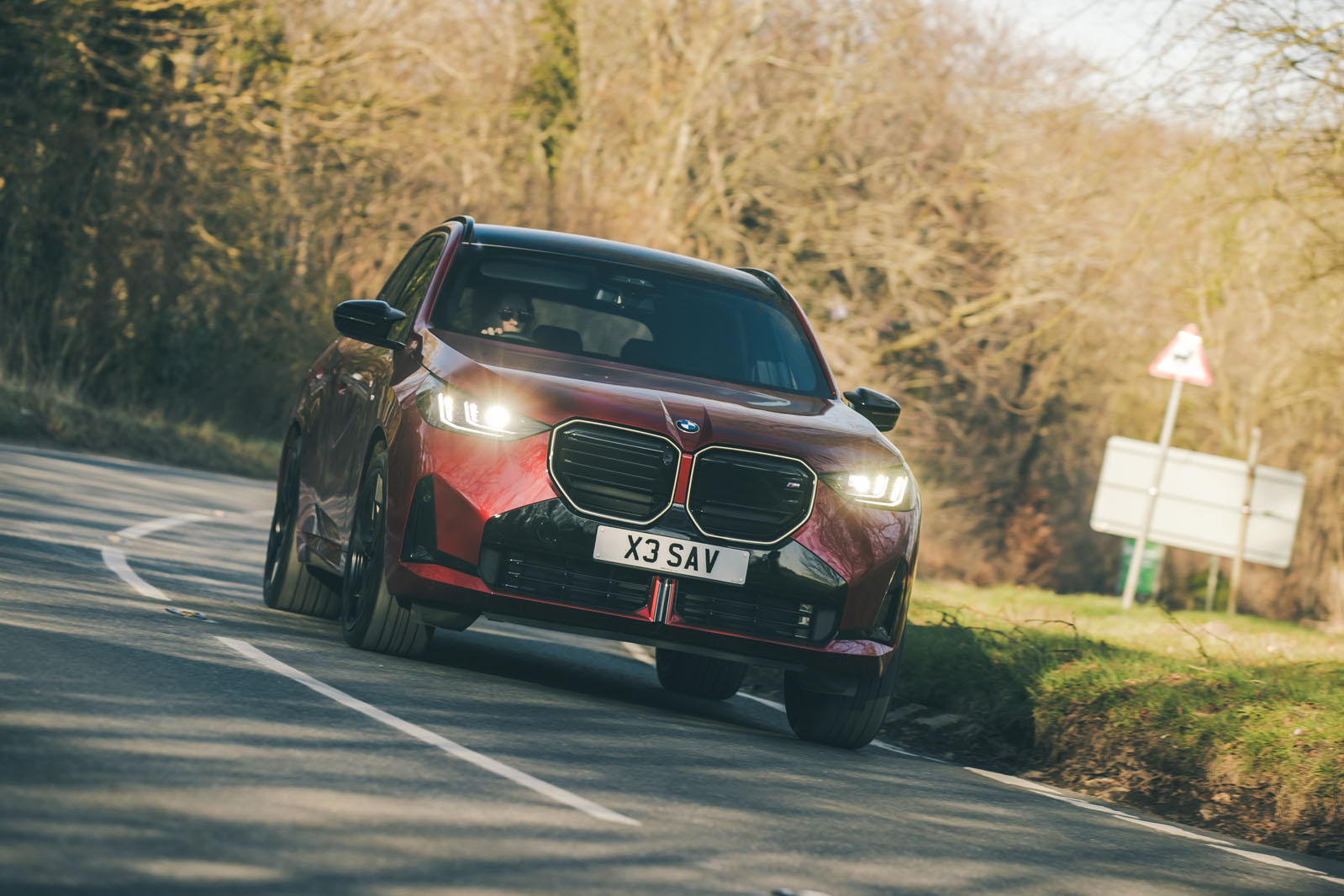 نمای جلو BMW X3 M50 در حال حرکت