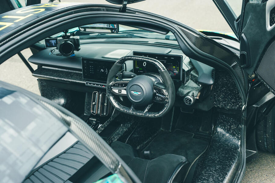 نمای داخلی کابین استون مارتین والهالا